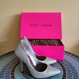 Betsey Johnson silver glitter pumps size 7